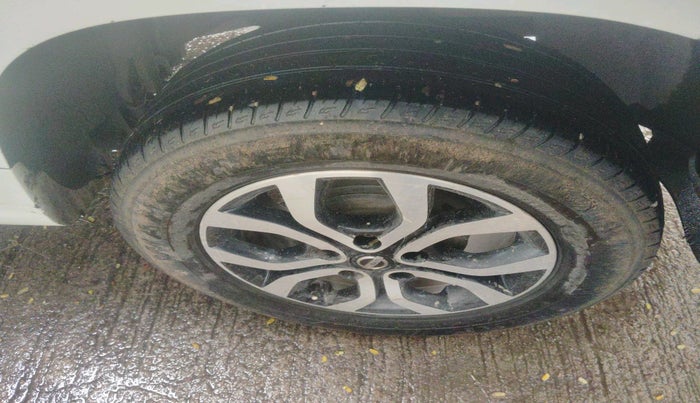 2015 Nissan Terrano XV D THP PREMIUM 110 PS, Diesel, Manual, 1,24,779 km, tyre