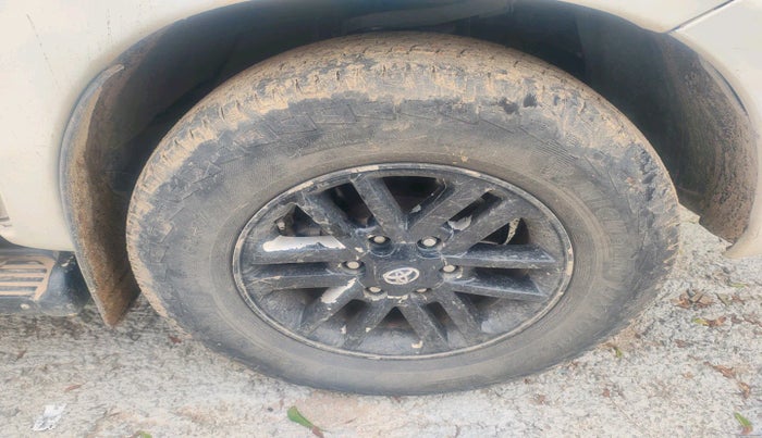 2013 Toyota Fortuner 3.0 4X2 AT, Diesel, Automatic, 1,48,986 km, tyre