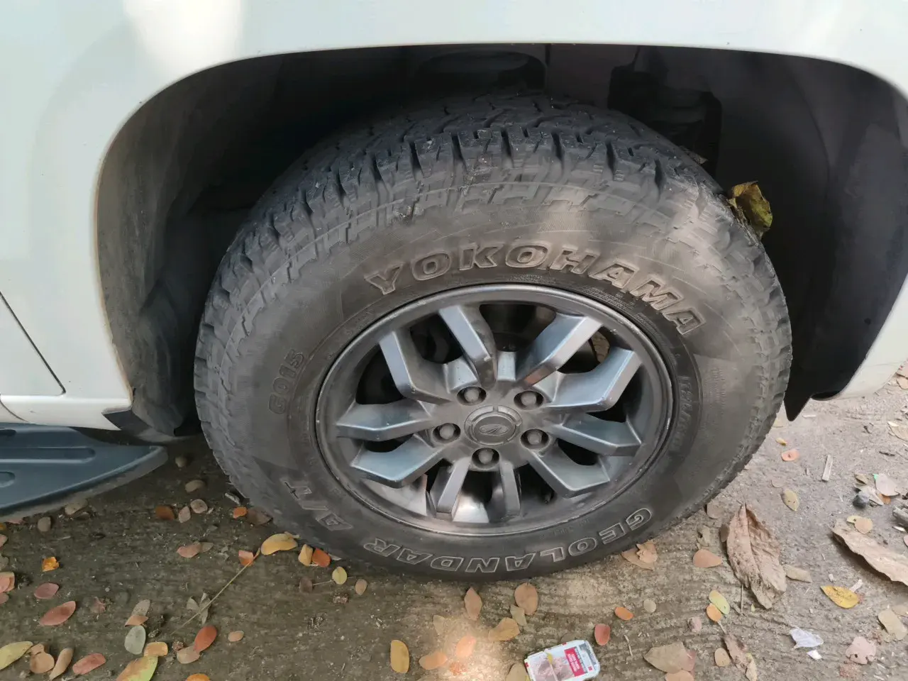 2018 Mahindra TUV300 T10 AMT, Diesel, Automatic, 1,14,590 km, tyre