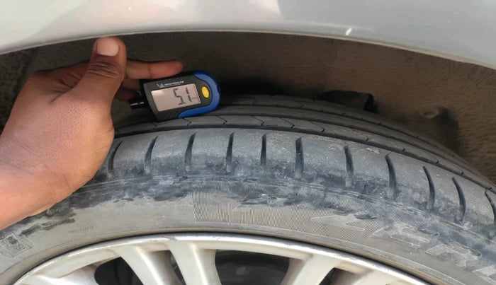 2011 Mercedes Benz E Class E 220 CDI CLASSIC, Diesel, Automatic, 1,04,941 km, tyre