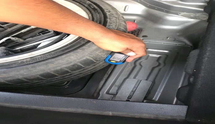 2011 Mercedes Benz E Class E 220 CDI CLASSIC, Diesel, Automatic, 1,04,941 km, tyre