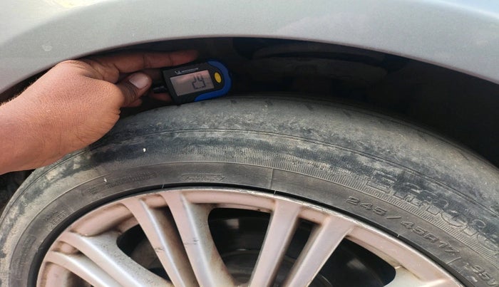 2011 Mercedes Benz E Class E 220 CDI CLASSIC, Diesel, Automatic, 1,04,941 km, tyre