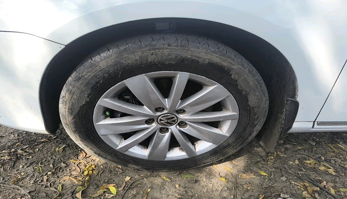 2012 Volkswagen Passat TRENDLINE MT, Diesel, Manual, 1,67,939 km, tyre