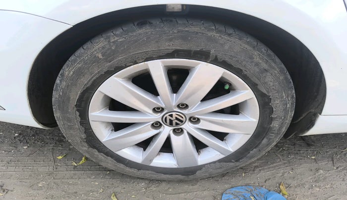 2012 Volkswagen Passat TRENDLINE MT, Diesel, Manual, 1,67,939 km, tyre