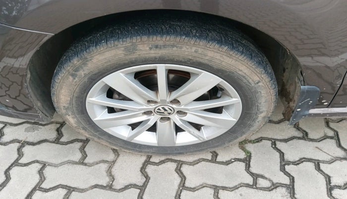 2016 Volkswagen Ameo HIGHLINE1.5L, Diesel, Manual, 2,04,332 km, tyre