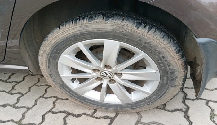 2016 Volkswagen Ameo HIGHLINE1.5L, Diesel, Manual, 2,04,332 km, tyre