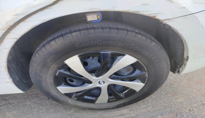 2018 Maruti Dzire VXI AMT, Petrol, Automatic, 1,04,922 km, tyre