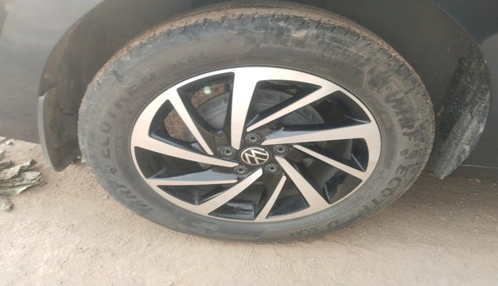 2024 Volkswagen VIRTUS TOPLINE TSI 1.0 AT, Petrol, Automatic, 39,332 km, tyre