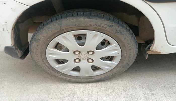 2013 Honda Amaze 1.2L I-VTEC S, Petrol, Manual, 1,00,383 km, tyre