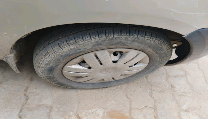 2010 Maruti Alto LXI, Petrol, Manual, 1,20,402 km, tyre