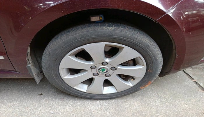 2011 Skoda Superb ELEGANCE 1.8 TSI MT, Petrol, Manual, 68,226 km, tyre
