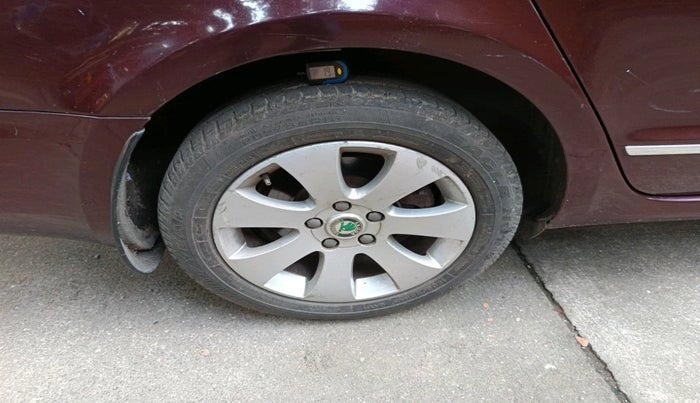 2011 Skoda Superb ELEGANCE 1.8 TSI MT, Petrol, Manual, 68,226 km, tyre