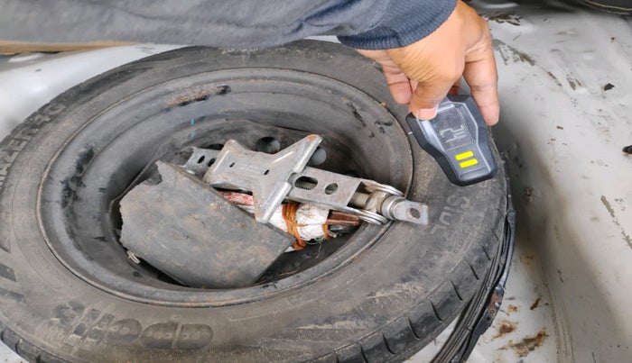 2018 Hyundai Eon MAGNA +, Petrol, Manual, 1,24,157 km, tyre