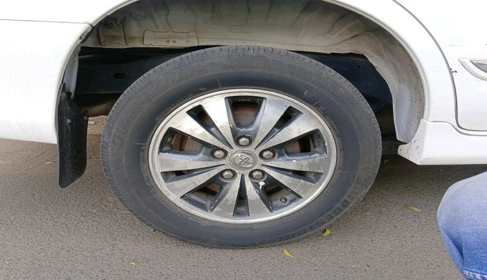 2015 Toyota Innova 2.5 VX 8 STR, Diesel, Manual, 1,13,832 km, tyre