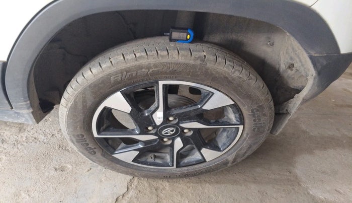 2022 Tata PUNCH CREATIVE  1.2 RTN DUAL TONE, Petrol, Manual, 8,321 km, tyre