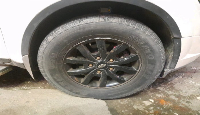 2015 Mahindra XUV500 W10, Diesel, Manual, 1,37,017 km, tyre