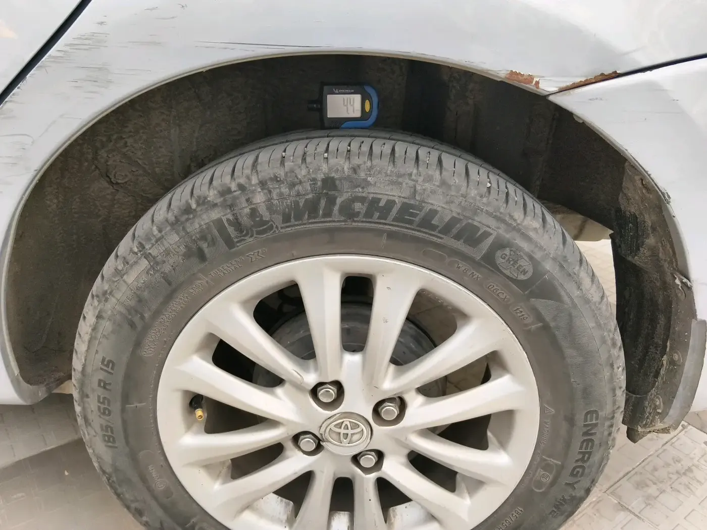 2011 Toyota Etios V, Petrol, Manual, 1,50,093 km, tyre