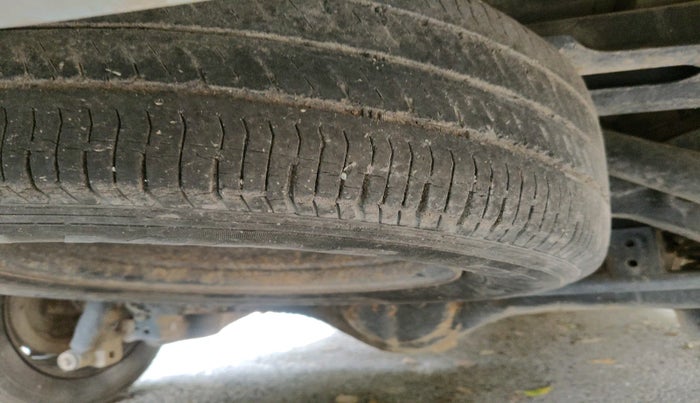 2010 Toyota Innova 2.5 G2 8STR, Diesel, Manual, 1,75,527 km, tyre