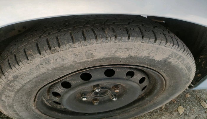 2010 Toyota Innova 2.5 G2 8STR, Diesel, Manual, 1,75,527 km, tyre