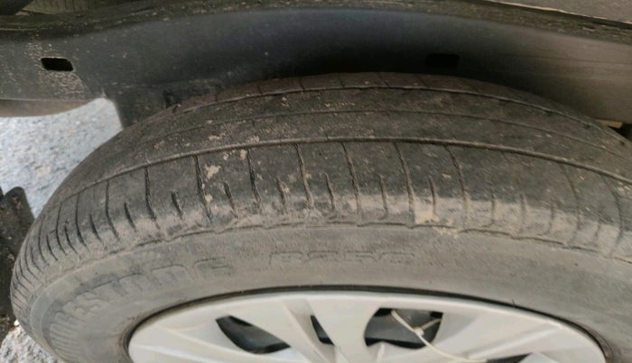 2010 Toyota Innova 2.5 G2 8STR, Diesel, Manual, 1,75,527 km, tyre