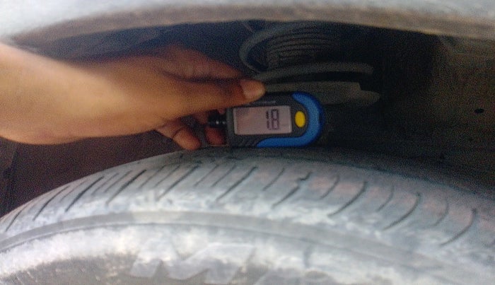 2015 Maruti Swift ZXI, Petrol, Manual, 1,35,000 km, tyre