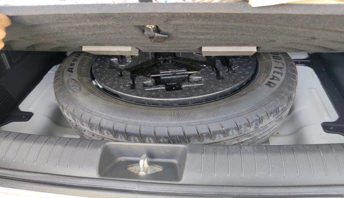 2017 Hyundai Creta SX (O) 1.6 DIESEL, Diesel, Manual, 1,04,311 km, tyre