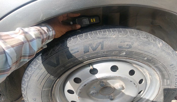 2015 Maruti Swift Dzire LXI (O), Petrol, Manual, 1,71,610 km, tyre