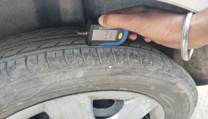 2011 Skoda Fabia ACTIVE 1.2 MPI, Petrol, Manual, 1,20,745 km, tyre