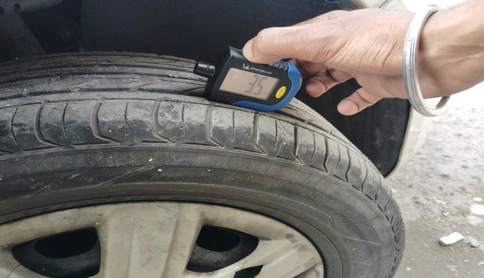 2011 Skoda Fabia ACTIVE 1.2 MPI, Petrol, Manual, 1,20,745 km, tyre