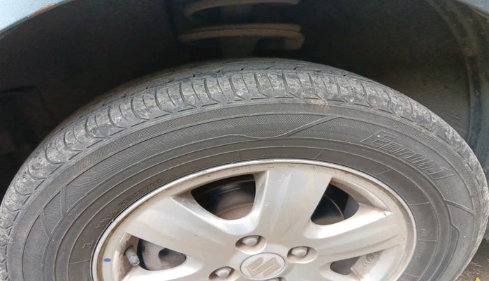 2010 Maruti Swift Dzire ZXI, Petrol, Manual, 1,42,745 km, tyre