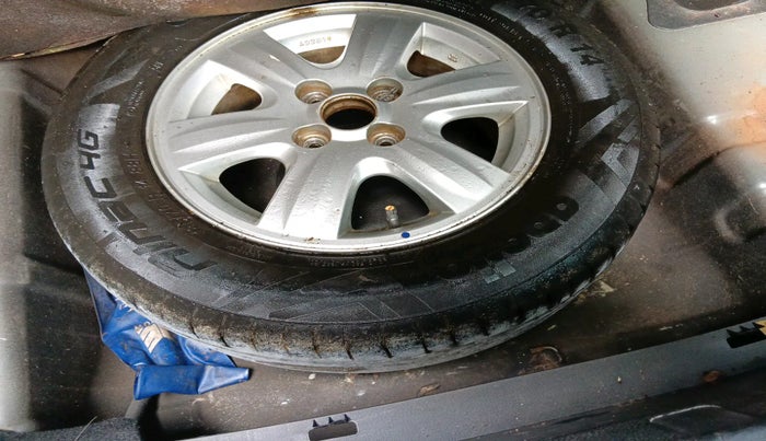 2010 Maruti Swift Dzire ZXI, Petrol, Manual, 1,42,745 km, tyre