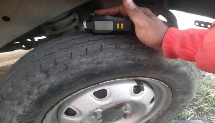 2010 Maruti Eeco 5 STR, Petrol, Manual, 80,985 km, tyre