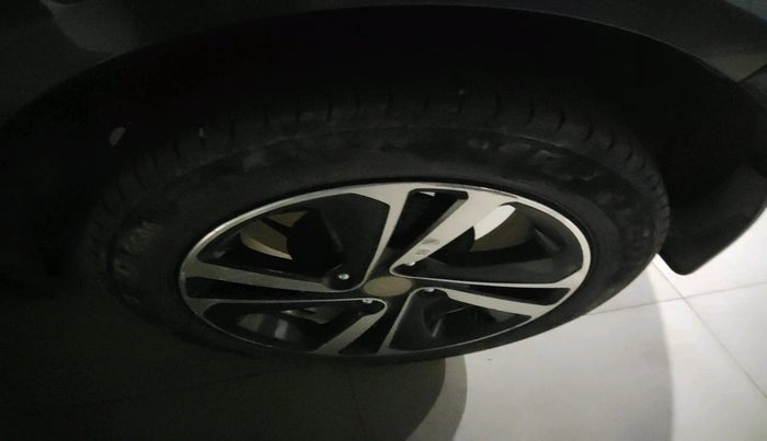 2023 Tata ALTROZ XZA, Petrol, Automatic, 21,975 km, tyre