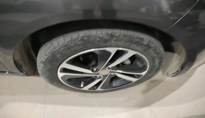 2023 Tata ALTROZ XZA, Petrol, Automatic, 21,975 km, tyre