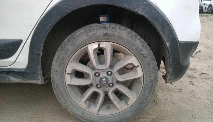 2015 Hyundai i20 Active 1.2 SX, Petrol, Manual, 1,20,100 km, tyre