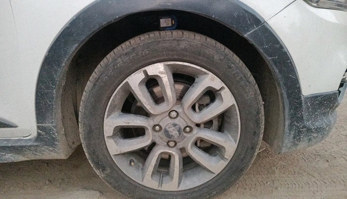 2015 Hyundai i20 Active 1.2 SX, Petrol, Manual, 1,20,100 km, tyre