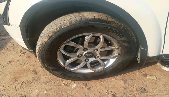 2017 Mahindra XUV500 W6 AT, Diesel, Automatic, 1,42,029 km, tyre