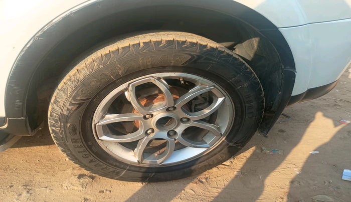 2017 Mahindra XUV500 W6 AT, Diesel, Automatic, 1,42,029 km, tyre