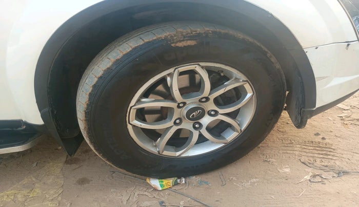 2017 Mahindra XUV500 W6 AT, Diesel, Automatic, 1,42,029 km, tyre
