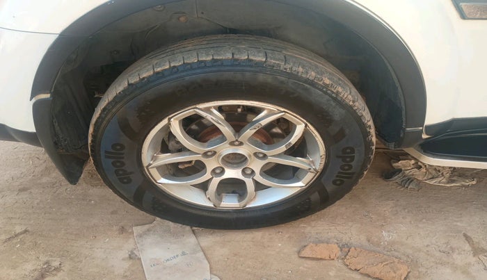 2017 Mahindra XUV500 W6 AT, Diesel, Automatic, 1,42,029 km, tyre
