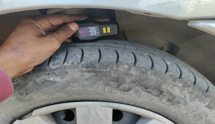 2011 Mahindra Verito 1.5 D6, Diesel, Manual, 1,65,525 km, tyre