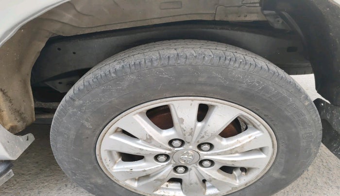 2014 Toyota Innova 2.5 VX 8 STR, Diesel, Manual, 2,35,450 km, tyre