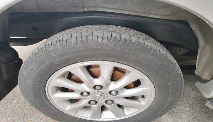 2014 Toyota Innova 2.5 VX 8 STR, Diesel, Manual, 2,35,450 km, tyre