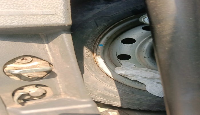 2011 Maruti Wagon R 1.0 LXI CNG, Petrol, Manual, 1,18,910 km, tyre