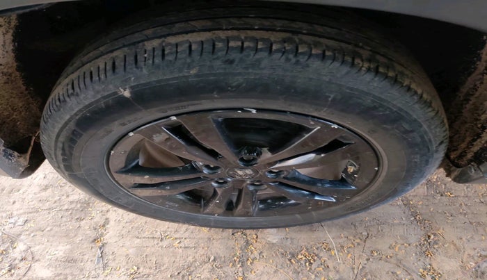 2018 Maruti Vitara Brezza ZDI, Diesel, Manual, 1,07,402 km, tyre