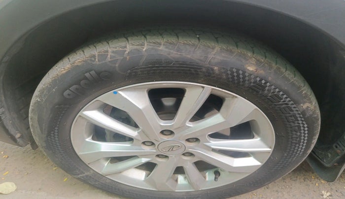 2019 Mahindra XUV300 W8 1.5 DIESEL, Diesel, Manual, 1,17,403 km, tyre