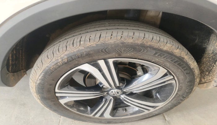 2023 MG ASTOR SHARP 1.5 MT, Petrol, Manual, 30,201 km, tyre