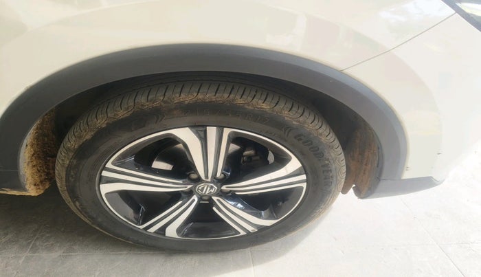 2023 MG ASTOR SHARP 1.5 MT, Petrol, Manual, 30,201 km, tyre