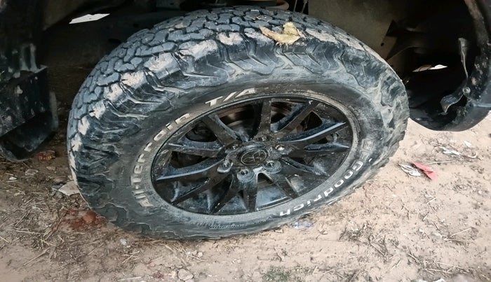 2012 Mitsubishi Pajero Sport 2.5 MT 4X4, Diesel, Manual, 1,43,600 km, tyre