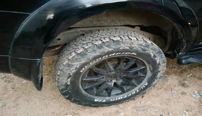 2012 Mitsubishi Pajero Sport 2.5 MT 4X4, Diesel, Manual, 1,43,600 km, tyre